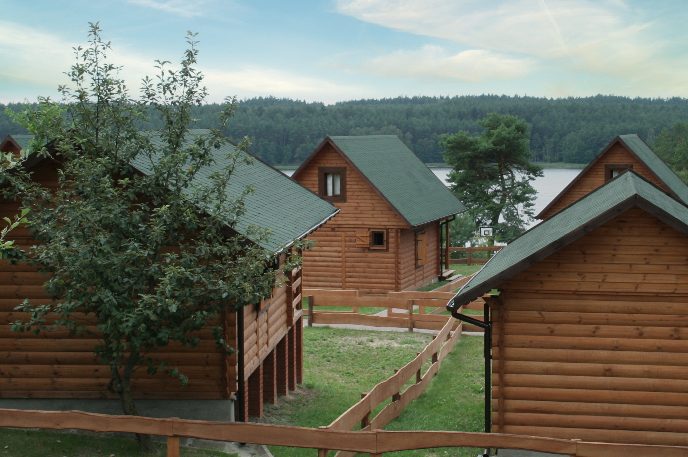 Rzeka pomiędzy górami w Brodnickim Parku Krajobrazowym