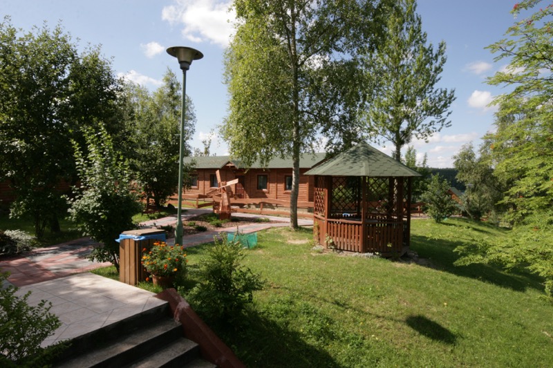 Rzeka pomiędzy górami w Brodnickim Parku Krajobrazowym